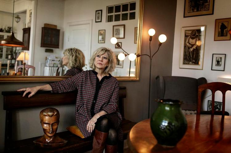 I nye rammer. »Det er ikke af moralske årsager, at jeg køber brugt. Desværre. Jeg synes bare, ting er smukkere, når de har en historie«, forklarer Rikke Wölck, der har købt flere antikke ting til sin nye lejlighed . Hendes seneste køb var en gammel kommode til 700 kroner. Foto: Miriam Dalsgaard 