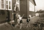 Børnelærdom. Dette foto er fra 1949, og det er måske første gang, at jeg og min bror Ole har et hakkejern i hænderne, fordi vi skal hjælpe vores far. Det blev til en livsvarig beskæftigelse, og jeg vil stærkt anbefale alle fædre og mødre i vore dage at lære deres børn det samme. Privatfoto 