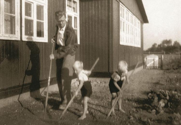 Børnelærdom. Dette foto er fra 1949, og det er måske første gang, at jeg og min bror Ole har et hakkejern i hænderne, fordi vi skal hjælpe vores far. Det blev til en livsvarig beskæftigelse, og jeg vil stærkt anbefale alle fædre og mødre i vore dage at lære deres børn det samme. Privatfoto 