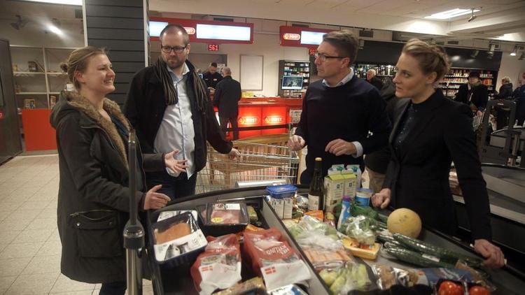 Velbekomme. I det nye DR 1-koncept 'Spis og spar' får almindelige danskere madindkøbsråd af en supermarkedsekspert. 