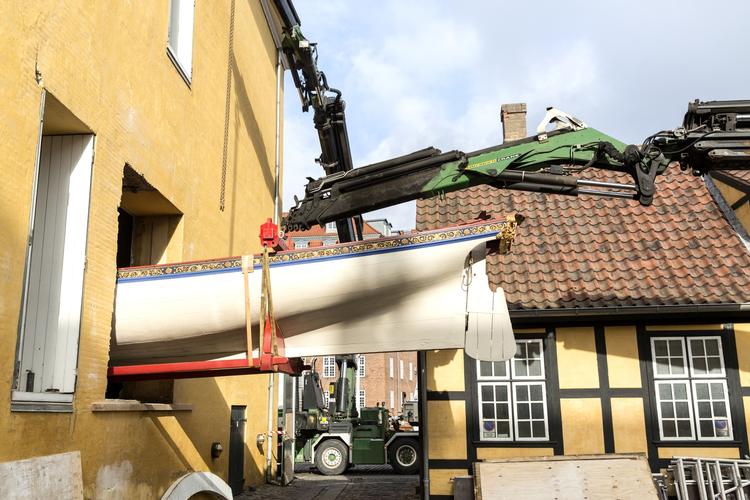 Flytning. Ikke én skramme fik et af Danmarks fineste gamle træfartøjer, Den Hvide Kongechalup fra 1780. 