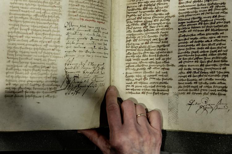 Besparelser. Regeringens krav om 2-procents besparelser betyder, at Det Kgl. Bibliotek skal spare 26,4 millioner kroner over de næste fire år. Det betyder blandt andet, at speciallæsesale lukkes. Her granskes Moths Dagbog fra omkring år 1700 på en af bibliotekets læsesale. 