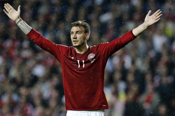Landsholdet 2006-2015. Med 29 mål i 74 landskampe er Bendtner nr. 7 på listen over alle tiders mest scorende mænd på landsholdet. Den rød-hvide trøje har altid været et frirum for ham. Men også her er han ude i kulden. Da den nye landstræner Åge Hareide udtog sin første trup i marts, var der ikke plads til de seneste 9 sæsoners førsteangriber. 