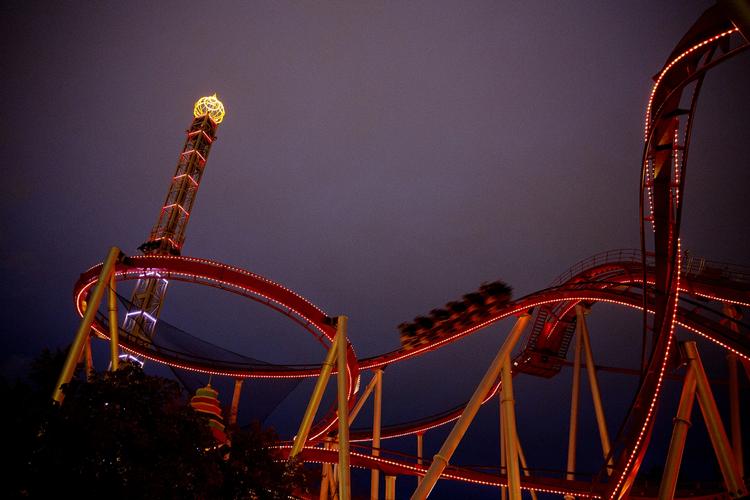 Kriller i maven. Tivoli i København åbner i år 6. april og det er med nyheden Fatamorgana, som er et 45 meter højt tårn, der består af tre forlystelser. 