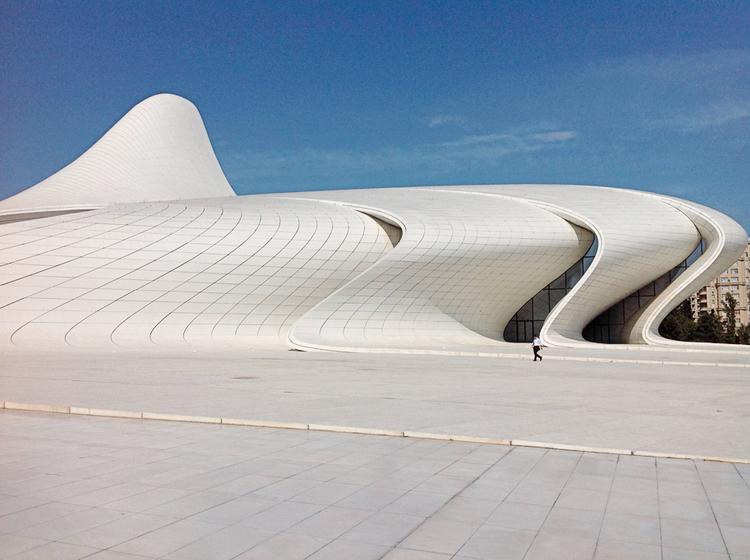 Baku. Heydar Aliyev Centre, tegnet af Zaha Hadid. 