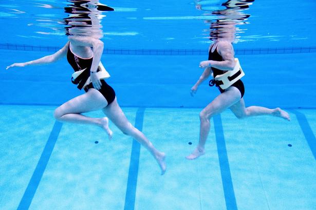 LØBETRÆNING. Med et bælte kan man lave en skånsom form for jogging, hvis man er skadet eller vil forebygge. 