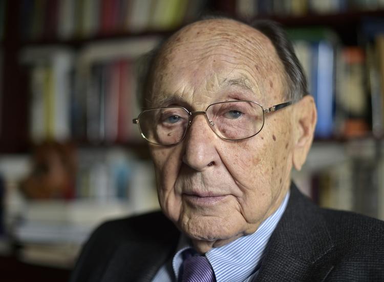 indflydelsesrig. Hans-Dietrich Genscher var udenrigsminister i Vesttyskland fra 1974 til 1992. 