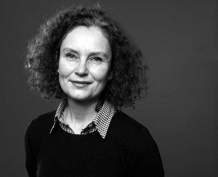 Kvindekamp. Historiker og forfatter Dorthe Chakravarty har netop udgivet den historiske bog 'Jo. Carlsbergfruen, der gik sine egne veje'. Den handler om Jo Jacobsen, den selvstændige kvinde, som forlod sin mand og kæmpede for kvinders rettigheder. 