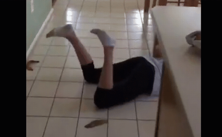 SLAPSTICK. Ugens hotteste trend på nettet er at lade sig selv styrte omkuld af en bananskræl. Naturligvis er trenden mest hot hos teengere (Foto: Twitter/@Karleykoz). 