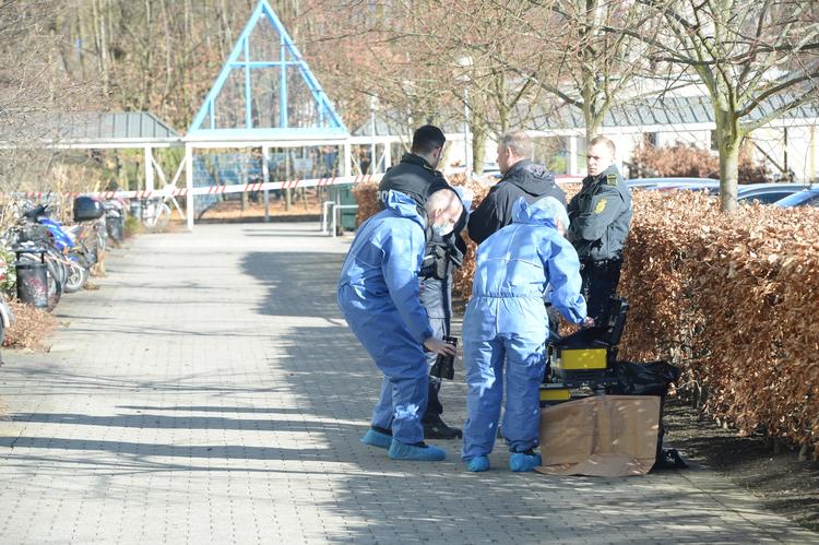 Danmark. En baby blev i morges fundet i en container på adressen Værebrovej 90, og pigen er formentlig blevet kastet ned gennem en affaldsskakt inde i opgangen. 