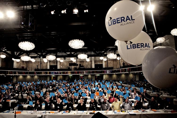 partipolitik. Forud for Liberal Allianceslandsmøde i morgen meddeler lokalformanden fra København, Kim Løfholm, at han trækker sig i protest over topstyring. 