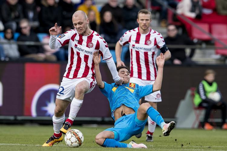 BREMSET. I denne situation fik Kasper Pedersen bremset 18-årige Emre Mor, der igen imponerede i sin sjette kamp i Superligaen. 