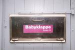 Løsning? I Tyskland findes omkring 100 babyluger, hvor desperate mødre kan aflevere deres nyfødte.På tysk hedder opfindelsen 'babyklappe'. 