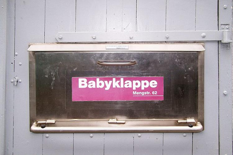Løsning? I Tyskland findes omkring 100 babyluger, hvor desperate mødre kan aflevere deres nyfødte.På tysk hedder opfindelsen 'babyklappe'. 