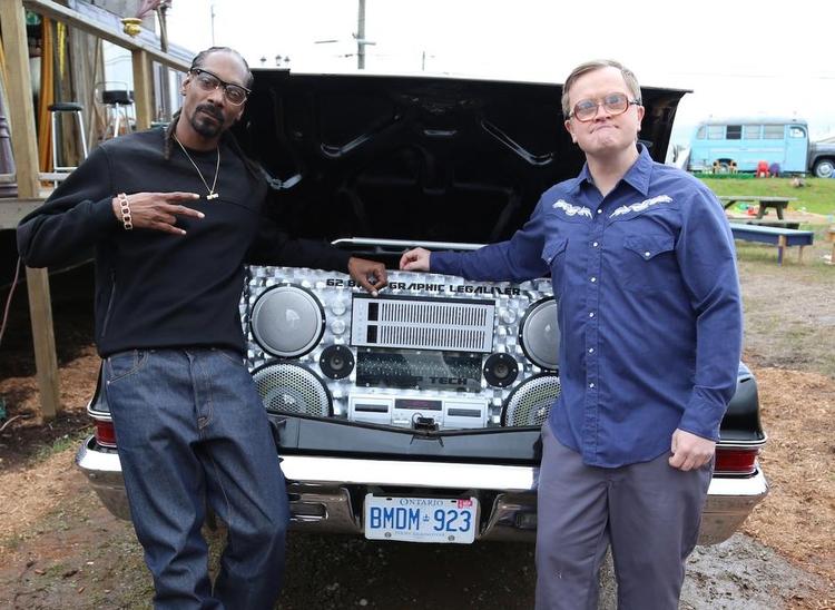 Starstruck. Tv-karakterne Bubbles (th.) og vennerne Ricky og Julian har en kæmpe fanskare verden over. Men i den nye sæson af 'Trailer Park Boys' ligner de selv paralyserede fans, når virkelighedens Snoop Dogg (tv.) flytter ind i deres trailerpark. 