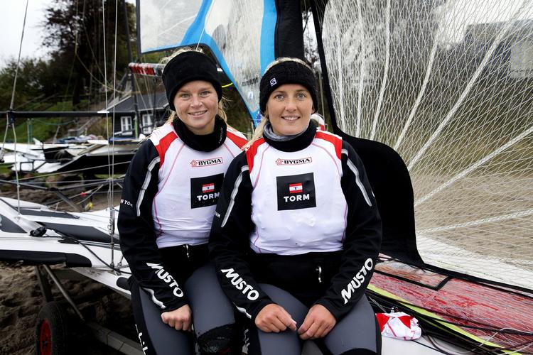 PODIEPLADS. På Mallorca slutter de kommende OL-sejlere Jena Mai Hansen (th.) og Katja Salskov-Iversen (tv.) påskestævnet som nummer 1 eller 2. 