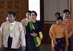 Problemstillinger. Der er nok at tage fat i for nye regering. I midten ses Myanmars udenrigminister, og egentlige leder, Aung San Suu Kyi. 