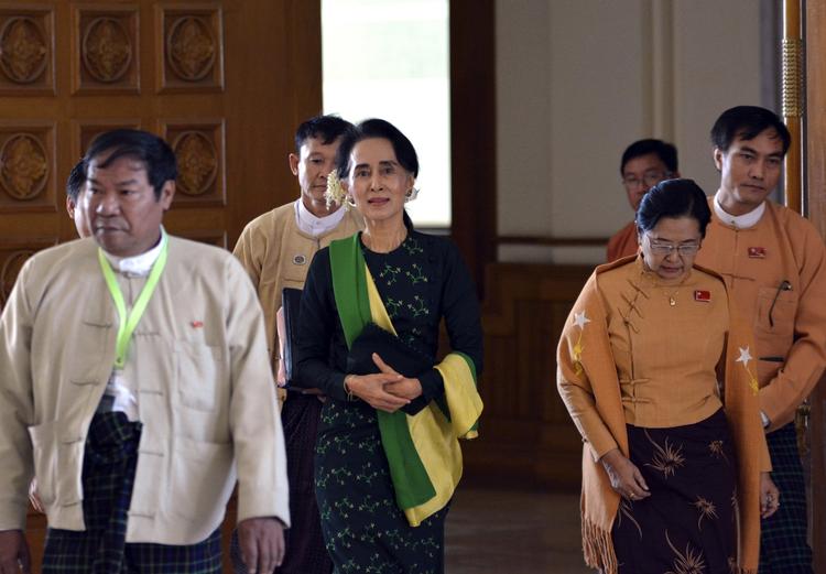 Problemstillinger. Der er nok at tage fat i for nye regering. I midten ses Myanmars udenrigminister, og egentlige leder, Aung San Suu Kyi. 