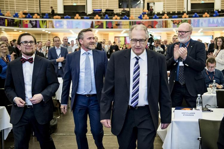 magten. Magten i Liberal Alliance er centreret på få personer. Blandt andre Simon Emil Ammitzbøll, partileder Anders Samuelsen og landsformanden Leif Mikkelsen. 