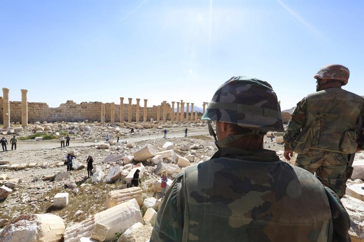 slagmark. Soldater fra den syriske hær generobrede Palmyra for en uge siden. 