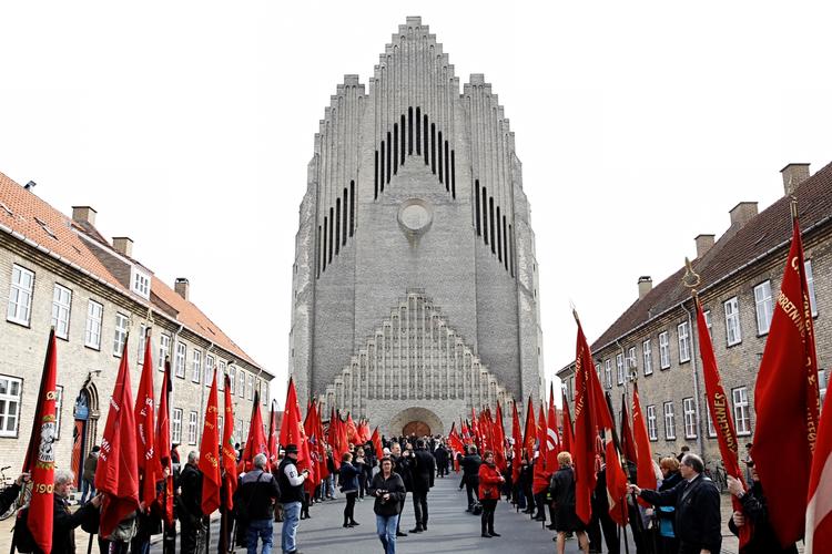 Farvel. Mange var mødt op for at tage en sidste afsked med den tidligere socialdemokratiske statsminister Anker Jørgensen, der i dag blev bisat i København. 