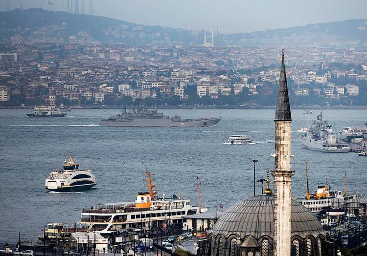 Fragtrute. Russiske fragt- og krigsskibe sejler næsten i rutefart mellem flådehavnen i Sevastopol på Krim og den russiske base i Tartus i Syrien. Her er landgangsskibet 'Asov', der kan fragte 10 svære kampvogne eller 450 tons udstyr, på vej mod Middelhavet. Arkivfoto: AP 