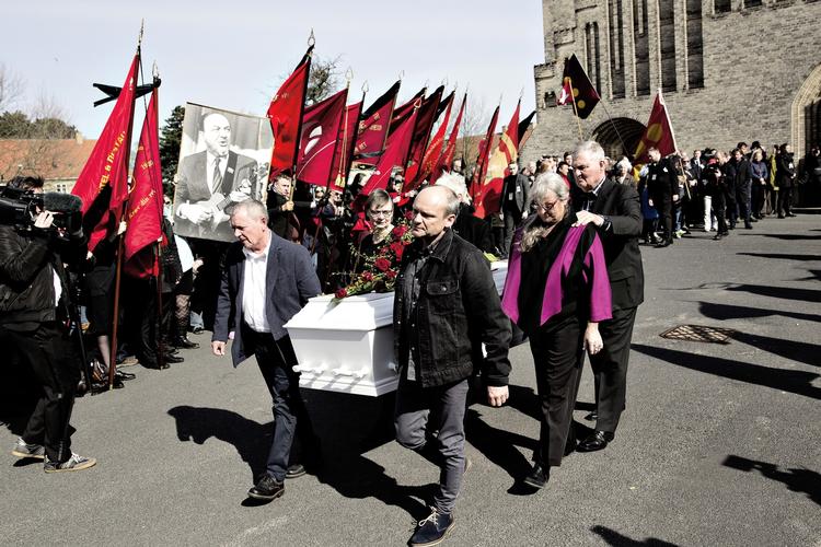 afsked. Anker Jørgensens yngste søn, Lars Kvist Jørgensen, talte ved sin fars bisættelse. Her bærer han kisten ud (forrest til højre i billedet). 