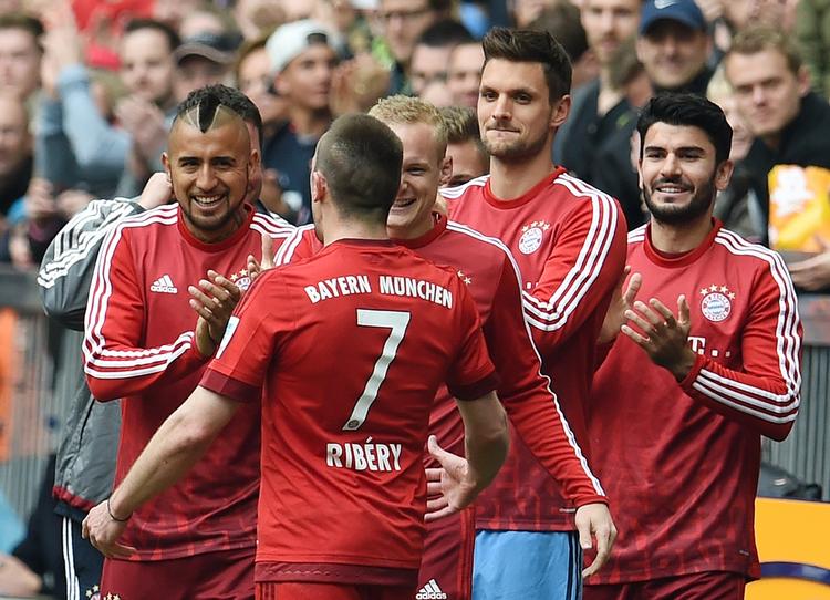 1-0. Efter sit saksespark fejrede Franck Ribery sin scoring med Bayerns reservespillere. 