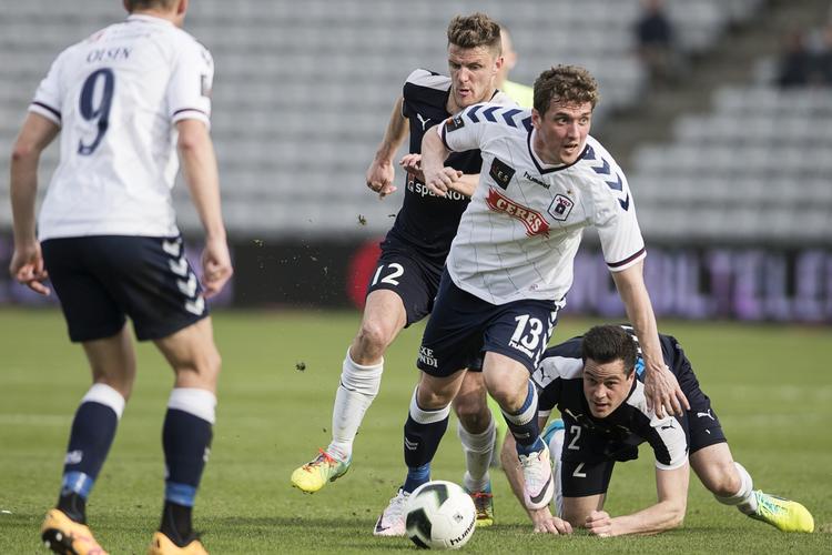 Bundkamp. De to hold fra Superligaens triste ende delte i dagens møde på Ceres Park. 