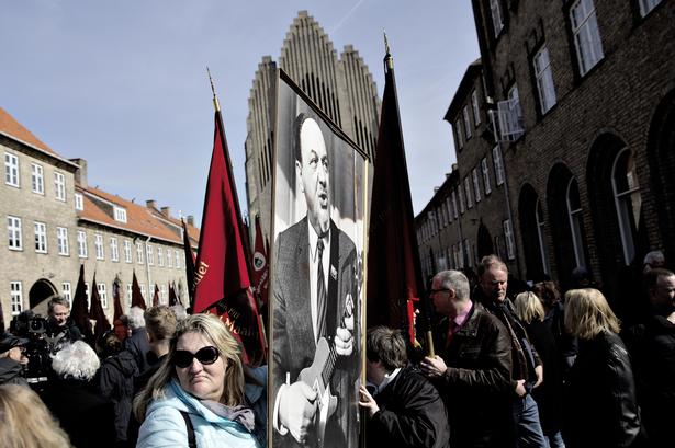 Mange mennesker var mødt op ved Anker Jørgensens bisættelse i Grundtvigs Kirke i København. 