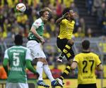 STÆRK. Jannik Vestergaard (tv.) havde masser af dueller i Werder Bremens forsvarskæde, da Pierre-Emerick Aubemeyang (th.) og Dortmund vandt 3-2. 