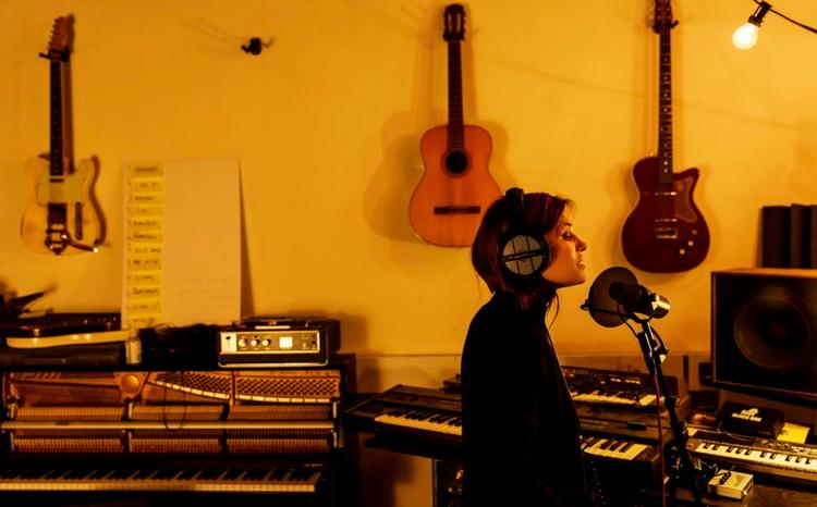 Anmeldelse. Pernille Rosendahls selvudgivede album viser flere sider. 