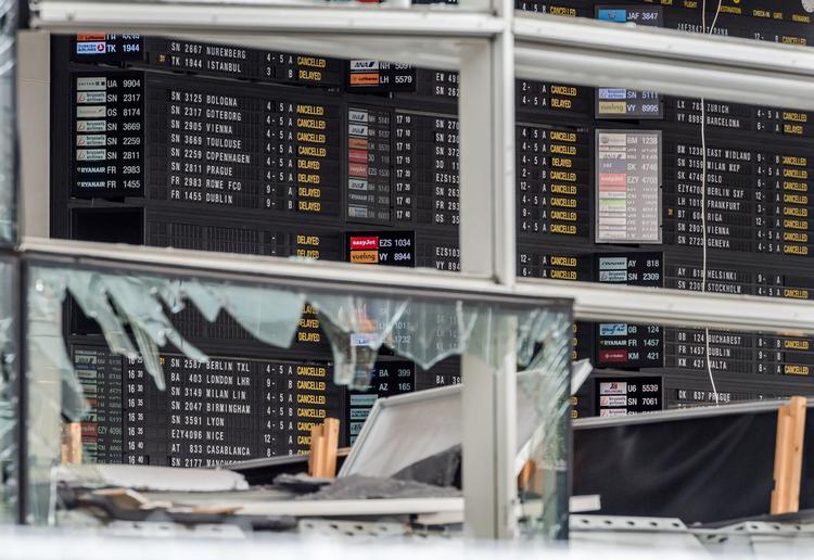 Arkivbillede fra 23. marts, dagen efter angrebet på Zaventem Lufthavnen i Bruxelles. Ifølge AP er det mest symbolsk at lufthavnen i dag kun åbner for enkelte fly. Lufthavnen planlægger at være tilbage på 20 procent af den normale kapacitet mandag 4. april. 