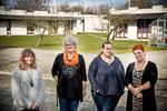 kolleger. Fire kolleger til den dræbte social- og sundhedsassistent, Vivi Nielsen, tager nu bladet fra munden og kræver større sikkerhed for ansatte på psykiatriske bosteder. Fra venstre ses Susanne Dec Pedersen, Lene Mouritzen, Pernille Krysfelt og Jette Lindstrøm. 