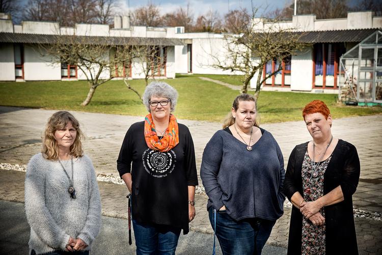 kolleger. Fire kolleger til den dræbte social- og sundhedsassistent, Vivi Nielsen, tager nu bladet fra munden og kræver større sikkerhed for ansatte på psykiatriske bosteder. Fra venstre ses Susanne Dec Pedersen, Lene Mouritzen, Pernille Krysfelt og Jette Lindstrøm. 
