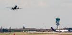 igen. Det første fly letter fra Zaventem-lufthavnen i Belgien efter terrorangrebet. 