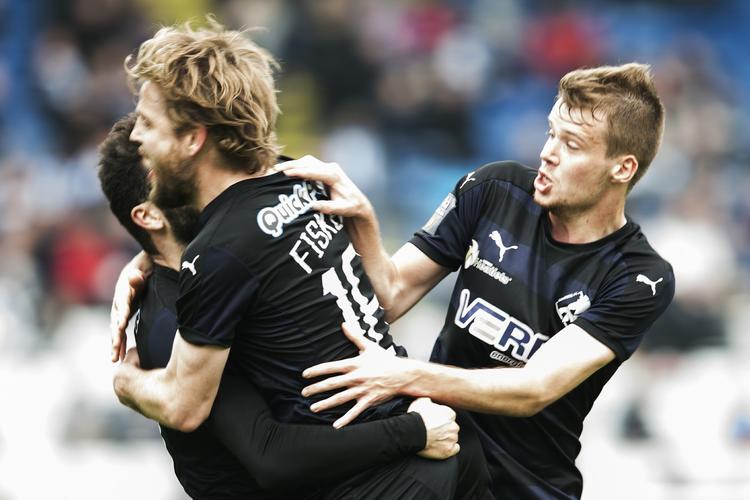 Sejr. Kasper Fisker fejrer sejrsmålet med Mikael Ishak efter fint sammenspil mellem de to Randers-spillere. 