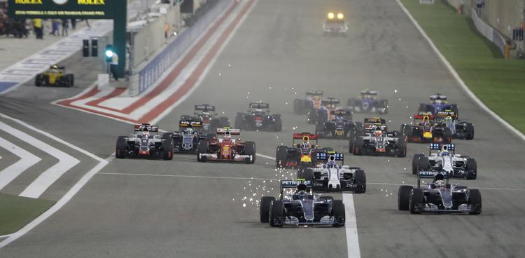 STARTEN. Med en overhaling af holdkammeraten Lewis Hamilton i starten kørte Nico Rosberg sig forrest - og der blev han. 