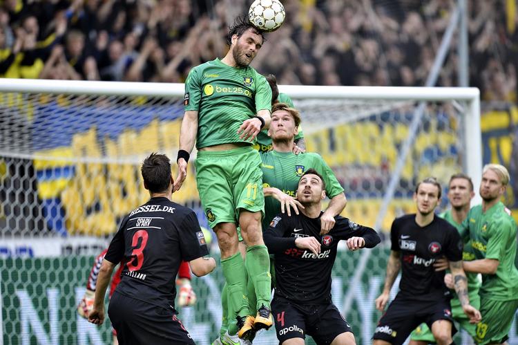 1-0. Da Johan Elmander kom først på et langt indkast, fik han dirigeret bolden hen for fødderne af Rilwan Hasan. 