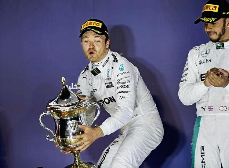 Ovenpå.  Nico Rosberg vandt for 5. gang i træk, mens Lewis Hamilton (th.) blev nr. 3. 