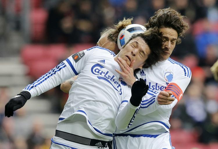 Nærkamp. FCK's Federico Santander og Thomas Delaney i hovedstødsduel med SønderjyskEs Pierre Kanstrup bagerst. 