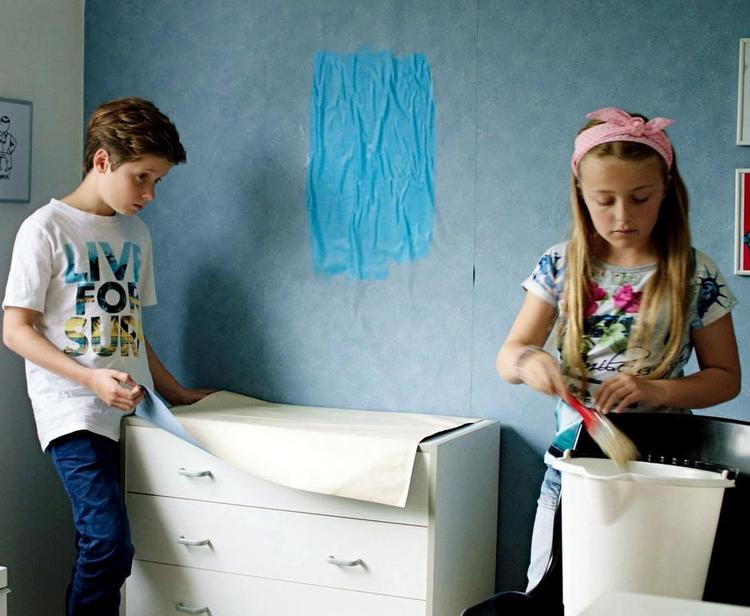 REGLER. Hos sin far må Louis gerne tegne på væggen, men skydespil er strengt forbudt. Hos mor er det lige omvendt. 