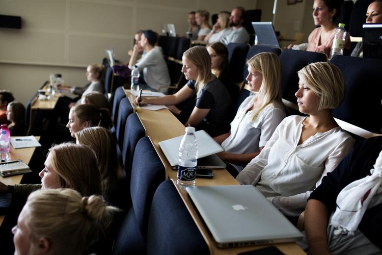 Forskel. Der er stor forskel blandt unge studerende, når det drejer sig om at tage lån. Der er markant flere unge med kortuddannede forældre, der tager et lån. 