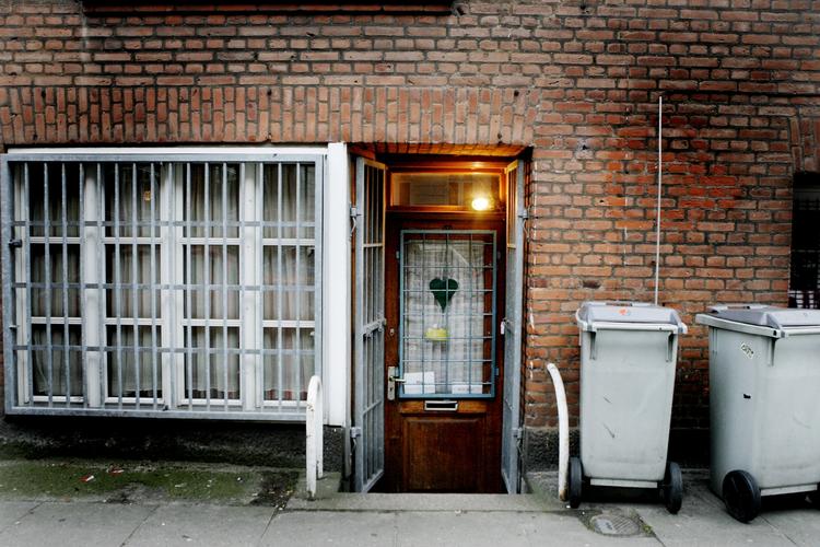BORDELROMANTIK. Bordelfatter fortæller Elvira, at der »et marked for sådan nogle piger som dig«. Med hendes 148 kilo har hun andre ting at kæmpe med end markedsandele. Arkivfoto: Find Anders 