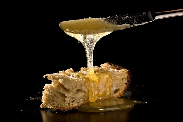 Sukker. Biens nydelsesrige honning er sukker. Slet og ret. 