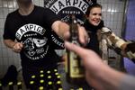 Skål. Weekenden byder blandt andet på jubilæumsfest for brewpubben Warpigs, der fylder 1 år og fejrer sig selv med specialøl, helstegte pattegrise og dj-set fra  D-A-D's Jesper Binzer. 