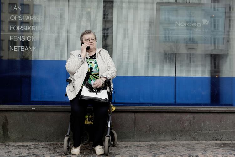 PanamaPapers. Tove Pedersen træder ud af banken og griber straks telefonen for at ringe til sin datter, så hun kan hjælpe hende med at skifte bank. Hun vil ikke længere være Nordea-kunde, efter en omfattende lækage har afsløret, at Nordea er indblandet i skattelysager. 