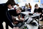 Humørbombe. Når eleverne i 8.c. på Holsted skole skal lære om istidslandskaber eller avanceret algebra får de altid en sjov historie med på vejen af lærer Casper Brinn Engelhardt. Det hjælper til at huske det bedre, fortæller eleverne. 