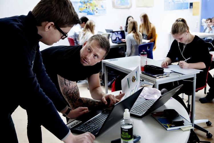 Humørbombe. Når eleverne i 8.c. på Holsted skole skal lære om istidslandskaber eller avanceret algebra får de altid en sjov historie med på vejen af lærer Casper Brinn Engelhardt. Det hjælper til at huske det bedre, fortæller eleverne. 