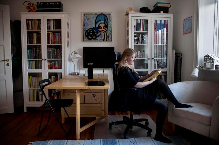 Støtte. Laura Bech Hansen får støtte fra sine forældre til blandt andet mad, medicin, sundhedsforsikring og kiropraktor. Hun er på SU, og ifølge hende selv ville alternativet til forældrestøtten være at tage et lån. 